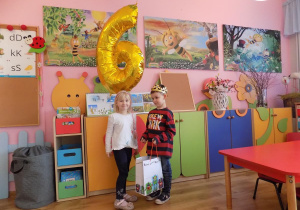 Lilianka składa Piotrusiowi życzenia urodzinowe.